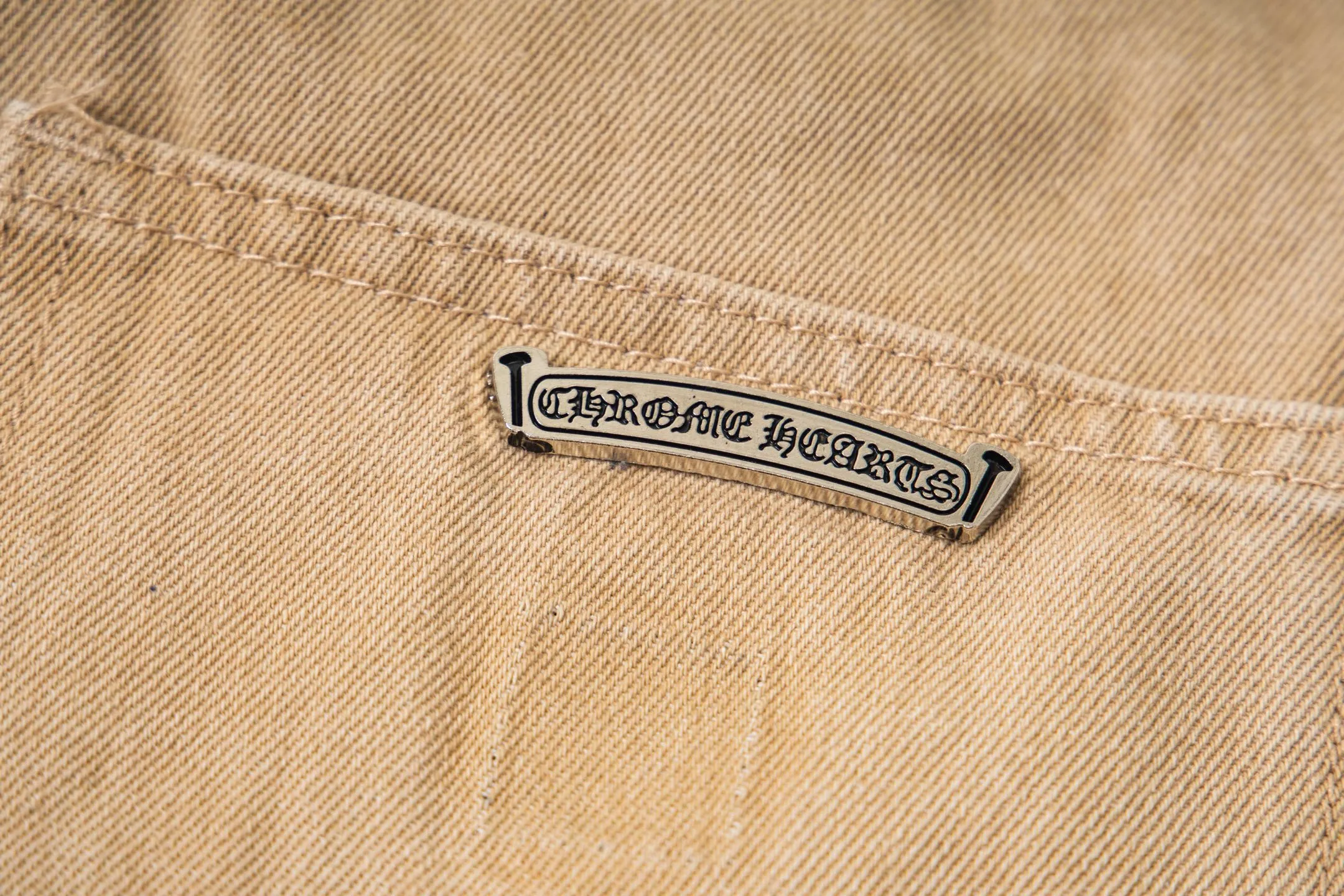 P280 Chrome Hearts khaki denim and white and blue multi-leather popular couple jeans are a hot trend this season and are sought after by countless celebrities and fashionistas. The neat details of the cutting process add color to the playful fashion! The neat and meticulous design, and the well-fitting structure is unique. The upper body not only has outstanding recognition, but also looks younger and younger. A style with the ultimate wearing meaning and performance, gorgeous color matching, and the craftsmanship of this style is also extremely extraordinary. After the finished product is washed, it is disassembled and hand-made with sheepskin cross leather and then spliced ​​together to complete. The whole piece has too many craftsmanship to describe. It is decorated with patchwork cross flowers and high-waisted washed jeans! ! Absolutely high-end luxury product, a god-level single product, a super popular product, made with top heavy industry, a must-see magic weapon that can't be missed. Style number: 1827# Size: 30 32 34 36 Color: Khaki